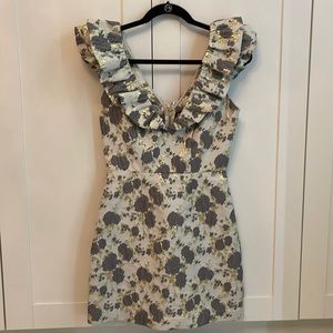 Élégant Gold dress with ruffle detail